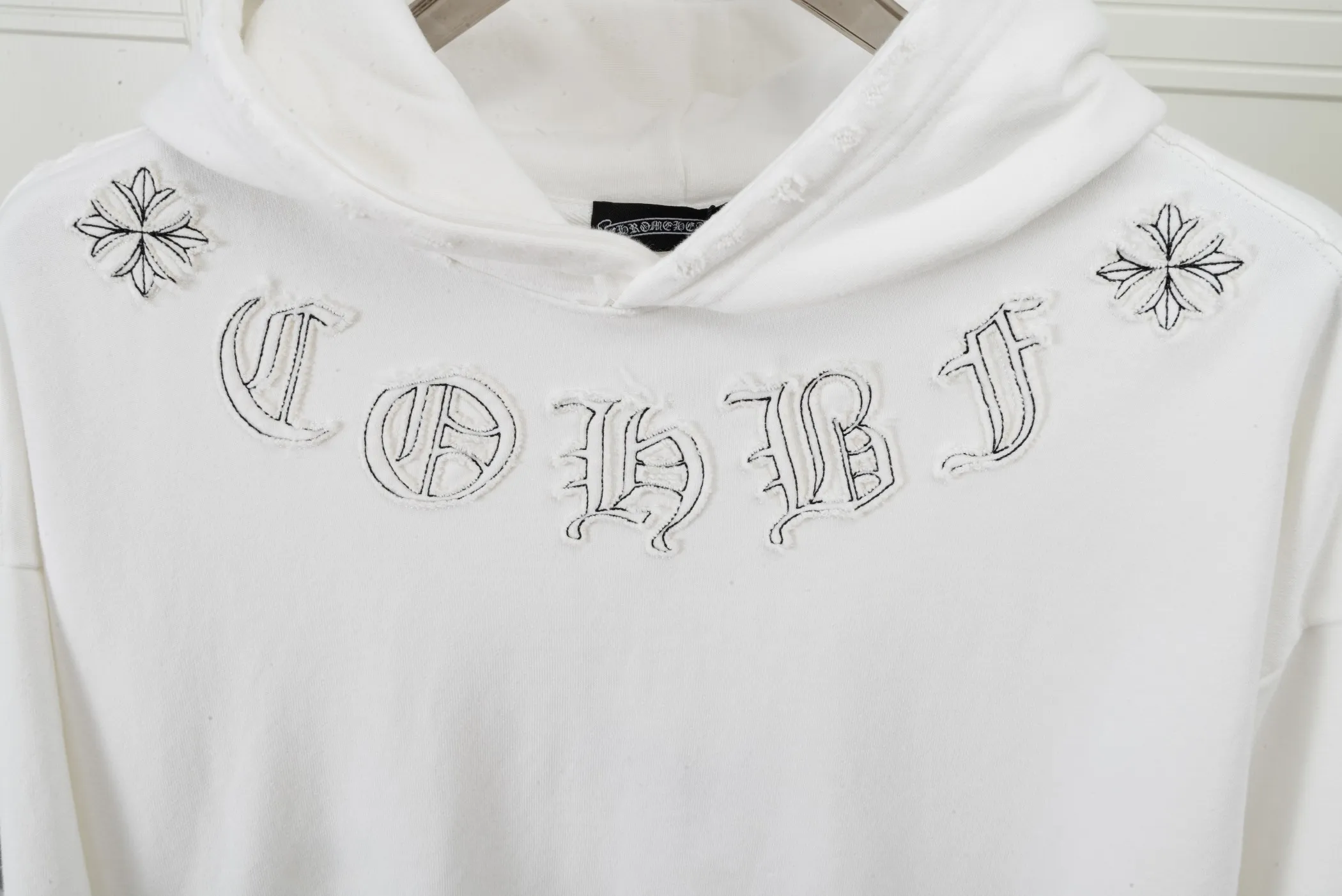 P320 𝗖𝗵𝗿𝗼𝗺𝗲 𝗛𝗲𝗮𝗿𝘁𝘀/Cro Heart 2025 Cross Patch Embroidery Summer New Original Single Counter American Acid Washed Distressed Laser Burnt Patch Embroidery Couple Casual Hooded Sweatshirt Customized fabric 440g tripe terry fabric! American acid-washed and distressed original fabric laser burnt ✟appliqué embroidery and exquisite embroidery of letters! The best-selling model at the counter. It is very comfortable to wear. It is low-key yet luxurious. It is very classy when worn. The large size and tailoring are needless to say. The upper body is exquisite and vivid. 👍High-end first-class materials. A truly palace-level product. The cotton from Turkey is of outstanding quality. After heavy washing, the clothes are very soft! Not picky, the upper body is absolutely stylish and extremely luxurious. Auxiliary materials: The original model has been authenticated and labeled ➕100% silk washed with water label. Genuine purchase-grade original hangtag➕matching hanging rope➕3D hanging beads➕original packaging bag. Craftsmanship: The original version has consistent wiring! The highest version of the armhole matching technique! Countless times of pattern making to 100% restore the original appearance! The correct version is the same for men and women, super eye-catching, super good-looking, and super atmospheric! Color: white, washed black, washed blue Size: XS-L